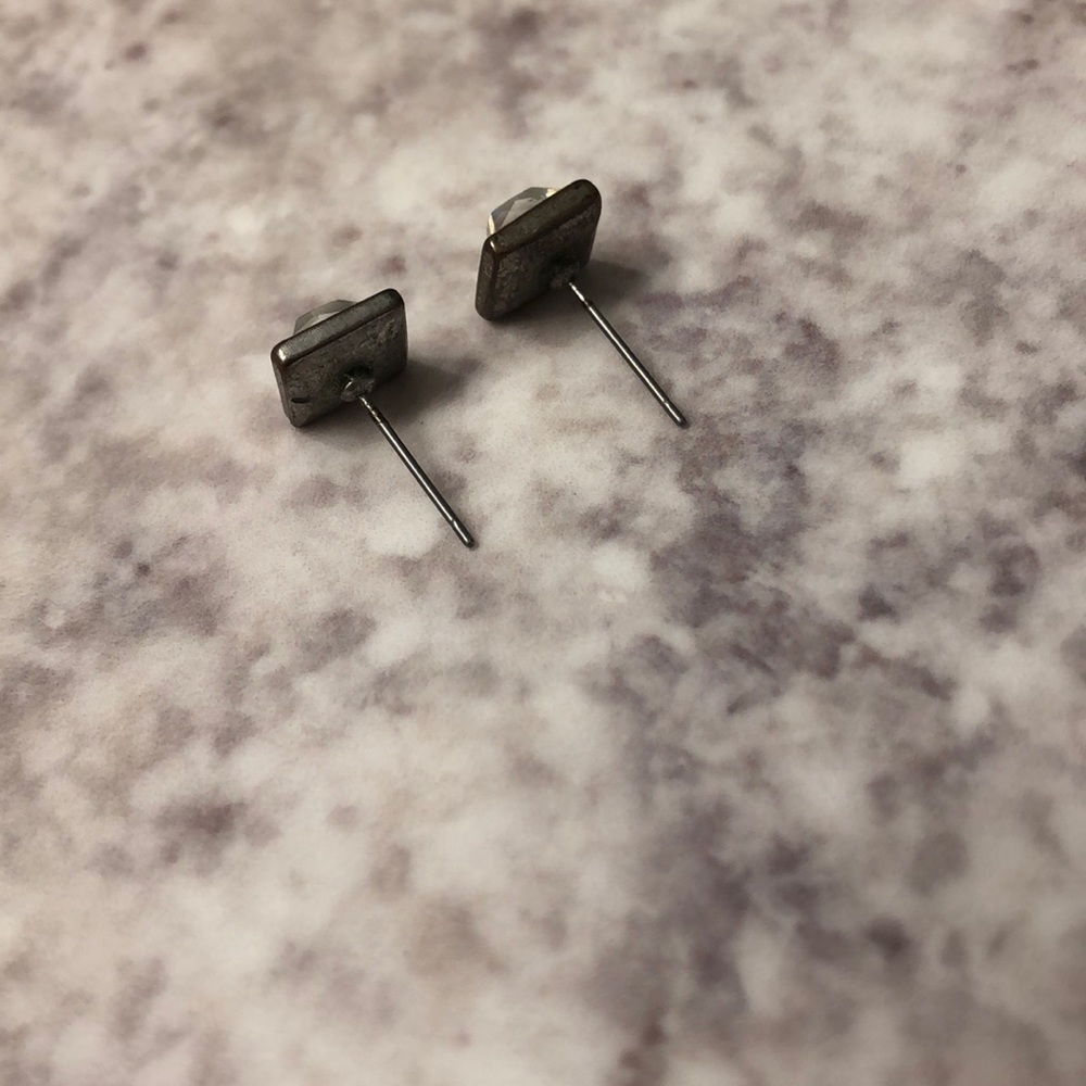 Square shaped stud earrings - Picture 4 of 4